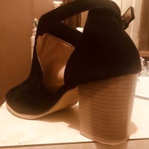 Very cute black BLOCK HEAL SHOES.